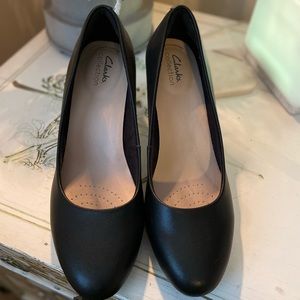 Clarks size 9.5 comfort heels.  They were worn 3-4 times.  I don’t have the box.